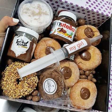 Nutella Gift Box 🍫 Who would you Gift it to? Tag your ❤️ friends. By 🌟 @dessertboxes Nutella Gift, Nutella Gifts, Mini Nutella, Chocolate Food, Sweet Gifts, Tag Your Friends, About Love, Delicious Food, Food Inspiration