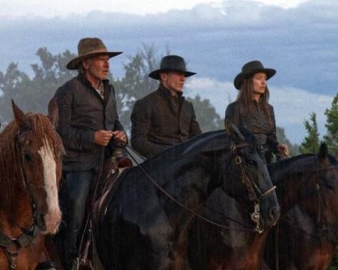 Focus center. There be Daniel Craig on a horse. Cowboys And Aliens, Jake Daniels, Alien Pictures, Adam Beach, Cowboys & Aliens, Alien Photos, Film Trailer, 2011 Movies, Aliens Movie