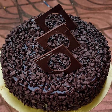 2,232 Likes, 14 Comments - See Mumbai My Way (@seebombaymyway) on Instagram: “In Frame :- Chocolate Chips Cake 🥧🤤❤️ . . Pic credit : @khaane_pe_charcha . . . . #cake…” Choco Chips Cake, Cake Decorating For Kids, Cake Designs For Girl, Fresh Fruit Cake, Different Types Of Cakes, Chocolate Cake Designs, Cake For Husband, Daisy Cakes, Chocolate Chip Cake