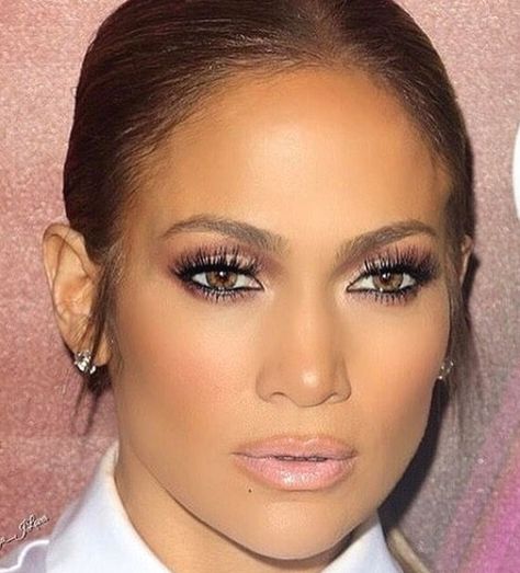 Jlo Makeup Looks, Jlo Makeup, Jennifer Lopez Makeup, Purple Makeup Looks, New Makeup Ideas, Purple Makeup, Pinterest Makeup, Glowing Makeup, Winged Liner