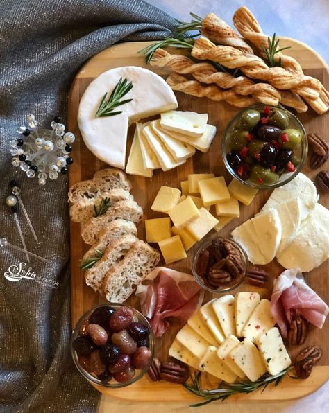 Mezze Board, Cheap Eating, Anti Pasta, Holiday Cheese Board, Christmas Cheese Boards, Holiday Cheese Boards, Roasted Grapes, Christmas Charcuterie Board, French Picnic