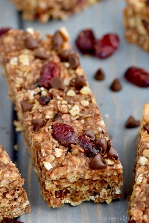 These Homemade Chewy Granola Bars can be made in about 10 minutes, and they are a delicious snack perfect for on the go! Homemade Chewy Granola Bars, Mary Berry Desserts, Granola Bar Recipe Chewy, Chewy Granola Bars Homemade, Easy Granola Bars, Easy Granola, Granola Recipe Homemade, Chewy Granola Bars, Granola Recipe Bars