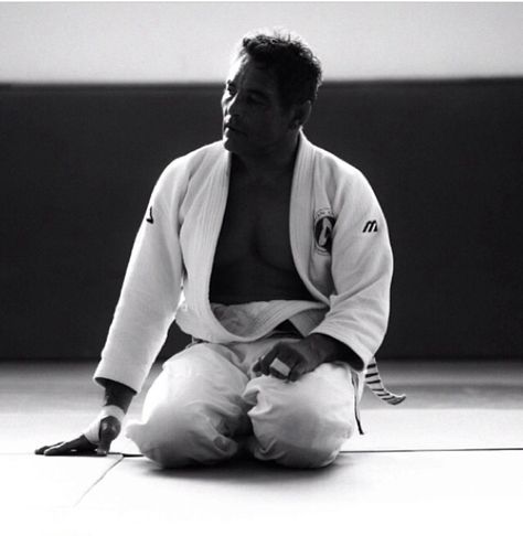 Rickson Gracie Rickson Gracie, Bjj Wallpaper, Gracie Jiu Jitsu, Judo Training, Jiu Jitsu Techniques, Be A Warrior, Mma Workout, Bjj Jiu Jitsu, Jiu Jitsu Training