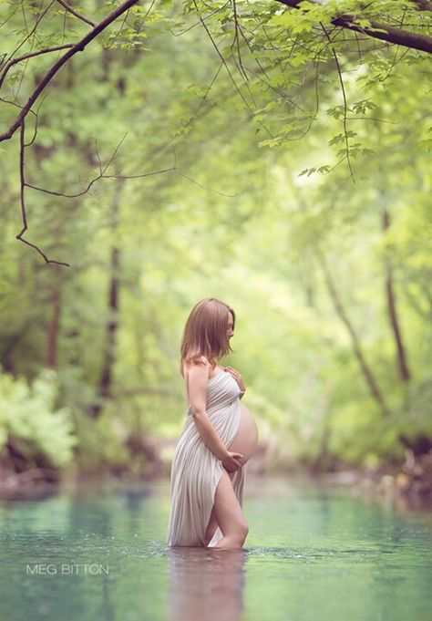 Fotografias Artísticas al aire libre ! Meg Bitton Photography, Maternity Photography Poses Outdoors, Water Photoshoot, Outdoor Maternity Photos, Maternity Photography Poses Pregnancy Pics, Maternity Photography Outdoors, Baby Fotografie, Maternity Photography Couples, Beautiful Pregnancy