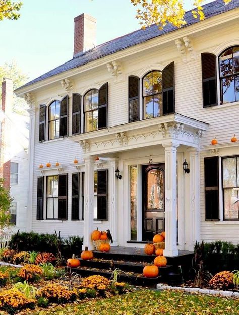 Colonial House Halloween Decor, New England Homes Exterior, East Coast Homes, Colonial House Interior, New England Living, England Lifestyle, Preppy House, Fall Outdoors, Woodstock Vermont