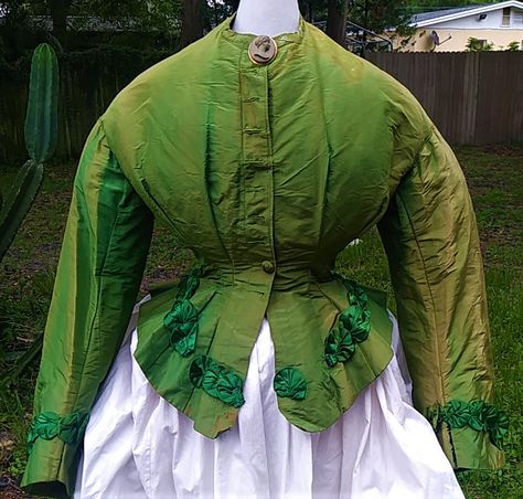 Arsenic Green silk taffeta with satin "Shell" ribbon trim c.1868-70 Victorian Arsenic Green, Arsenic Green, Witchy Clothes, 1860s Fashion, Victorian Green, Fashion Museum, Green Corset, Museum Fashion, Fallen London