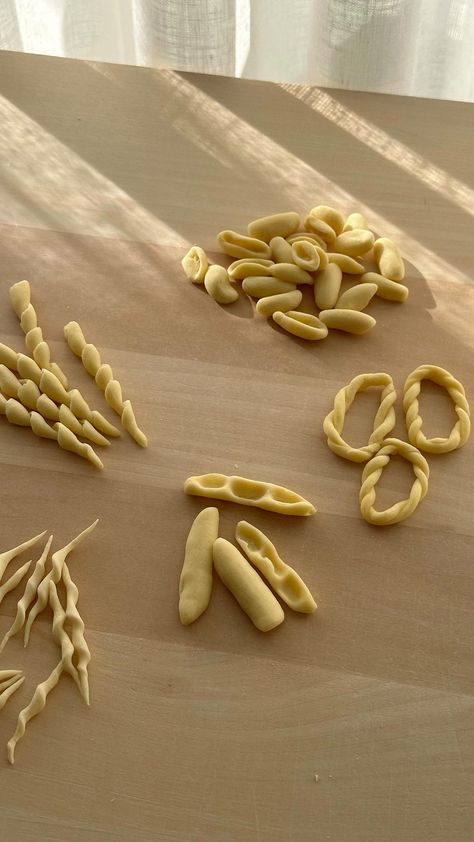 I’m back with another instalment of this series that so many of you seem to love! Five pasta shapes all made entirely by hand - no tools… | Instagram Pasta Dough Recipes, Egg Pasta, Handmade Pasta, Ideal House, Pasta Dough, Pasta Lover, Pasta Fresca, Pasta Shapes, Pasta Noodles