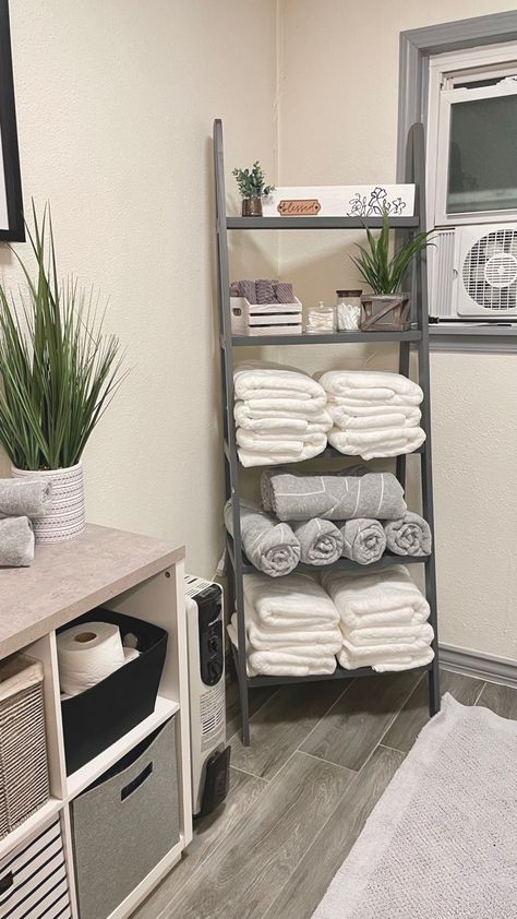 Spa Room Organization, Spa Bathroom Diy, Spa Organization Ideas, Bathroom Floor Shelf, Spa Like Apartment Bathroom, Spa Esthetic Bathroom, Diy Home Spa Room Decorating Ideas, Bathroom Tables Ideas, Bedroom Esthetics Ideas