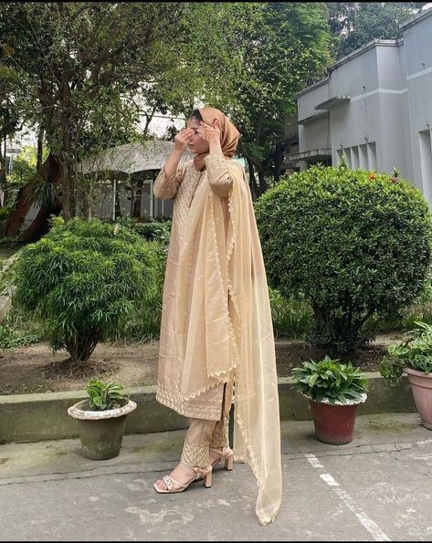 Hijab With Desi Clothes, Desi Hijabi Outfits, Simple Pakistani Dresses Party Wear, Desi Hijabi, Eid Poses, Desi Poses, Hijab Styles For Party, Desi Casual, Wedding Hijab Styles