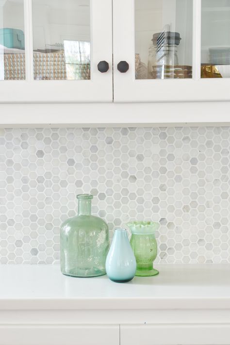 Hex Backsplash, Hexagon Tile Backsplash Kitchen, Hexagon Tile Kitchen, Kitchen Backsplash Tile, Kitchen Glass, Kitchen Backsplash Designs, Backsplash Designs, Kitchen Splashback, Kitchen Wall Tiles