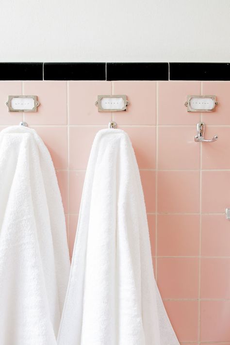 Pink Tile Bathroom, Pink And Black Bathroom, Retro Pink Bathroom, Pink Bathrooms Designs, Cute Wall Decor, Flat Interior, Pink Tiles, Linen Kitchen Towels, Bathroom Refresh