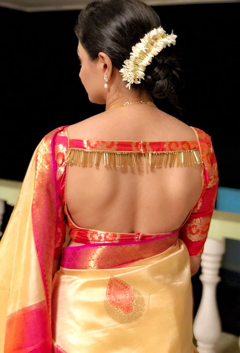 Cream Silk Saree, Blouse Design Ideas, Saree Blouse Ideas, South Indian Saree, Saree Blouse Design, Saree Kanjivaram, Saree Hairstyles, Model Blouse, Latest Blouse Designs Pattern