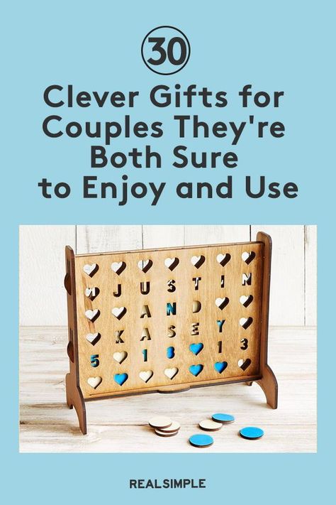 Couple Anniversary Ideas Gift, Funny Couples Gifts, Anniversary Gifts For Couples Friends, Couple Gift Ideas To Give, Anniversary Gift Ideas For Friends, Couples Gifts Christmas, Anniversary Gift Ideas For Couple, Creative Engagement Gifts, Engagement Gift Ideas For Couples