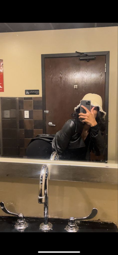 Bending Over Pose, Picture In Mirror, Tan Bucket Hat, Fall Fashion Aesthetic, Mirror Pose, Selfie Picture, Taking Selfie, Mink Lash Extensions, Taking Selfies