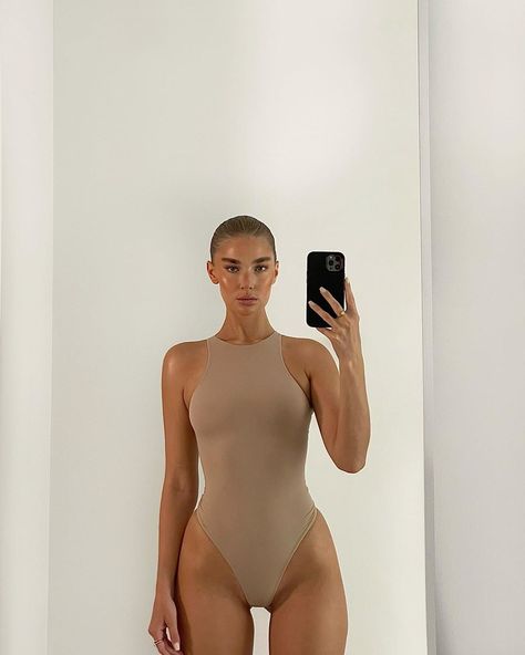 Jess Hunt, Beige Bodysuit, Beige Outfit, Body Suit Outfits, Fitness Inspiration Body, Minimal Outfit, Girl Inspiration, Sleeveless Bodysuit, Trend Fashion