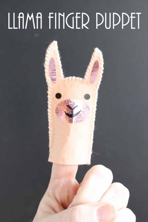 Make a smiling llama finger puppet for your little one! A quick and easy project with your Cricut machine! Cat Puppet, Ventriloquist Puppets, Puppet Tutorial, Mom Crafts, Fingerprint Art, Puppets Diy, Puppet Theatre, Felt Finger Puppets, Puppet Patterns