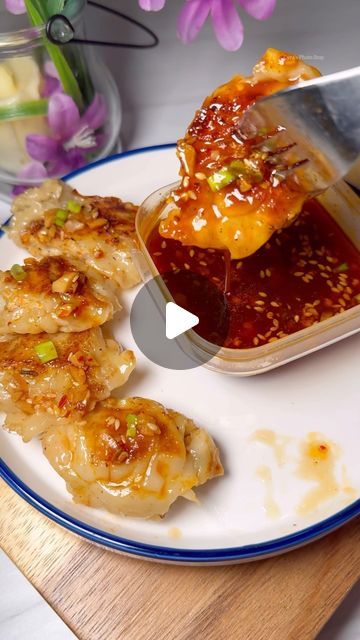 Dumpling Filling Recipe Chicken, Dumpling Videos, Veggie Dumplings, Dumplings Chicken, Make Dumplings, Dumpling Sauce, Chicken Powder, Chicken Mince, Spiced Vegetables