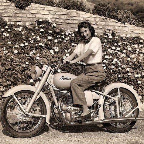 Indian Motorcycle Scout, Vintage Indian Motorcycles, Indian Motorcycles, Indian Scout, Old Motorcycles, Lady Riders, Old Bikes, Motorcycle Riders, Cool Motorcycles