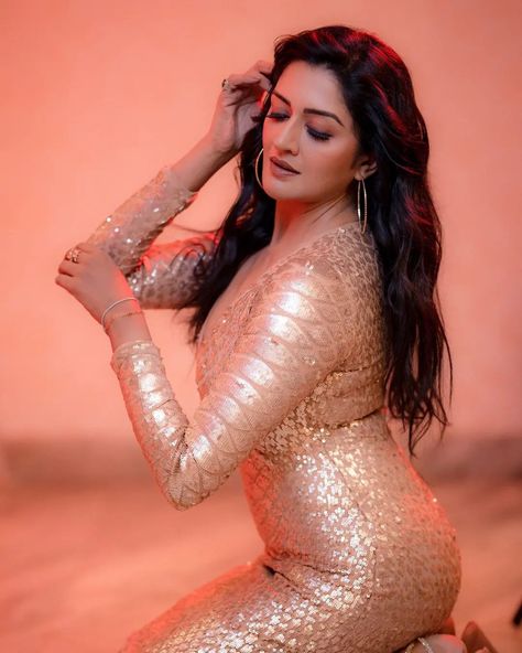 #vimalaraman pc:@camerasenthil Vimala Raman, Fancy Sarees Party Wear, Hot Poses, Beautiful Photoshoot, Seductive Clothes, Bollywood Girls, Fancy Sarees, Beautiful Saree, Beauty Women