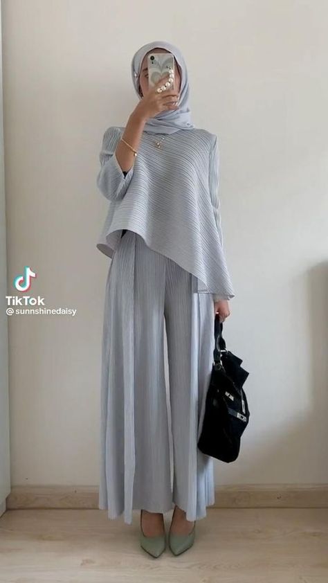 Wedding Party Hijab Outfit, Summer Dress For Hijab, Combo Outfits Women, Hijab Fashion Inspiration Summer 2024, Modest Summer Dresses Muslim, Simple Soiree Blouses Hijab, Hijab Chic Classy, Modest Graduation Outfit, Modest Graduation Dress