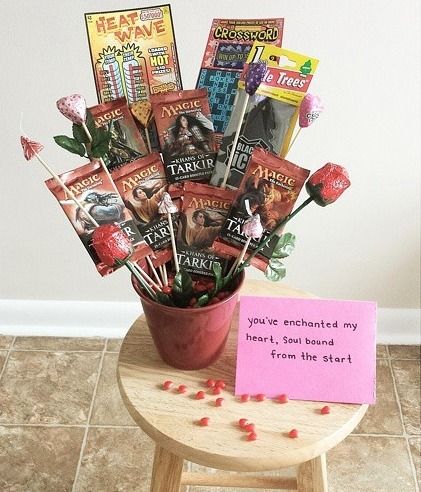 Magic the Gathering bouquet Mtg Wedding, Valentines Gift For Boyfriend Baskets, Nerdy Christmas, Nerdy Valentines, Valentines Gift For Boyfriend, Magic Party, Magic Crafts, Nerdy Gifts, Nerd Gifts