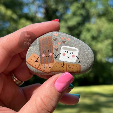 S'Mores Camping Rock Art Food Painting Rocks Inspo Happy Camper Painted Rocks, Campfire Painted Rock, Camping Canvas Painting Ideas, Camping Painted Rocks Ideas, Camping Rock Painting, Camper Painted Rocks, Camping Painting Easy, Rocks Painted Like Food, Camping Painted Rocks