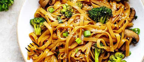 Teriyaki Noodles with Roasted Vegetables - Kikkoman Home Cooks Sliced Bell Pepper, Kikkoman Recipes, Vegetarian Noodles, Teriyaki Noodles, Grilled Chicken Skewers, Spiralized Zucchini, Tasty Vegetarian Recipes, Meatless Meals, Bell Pepper