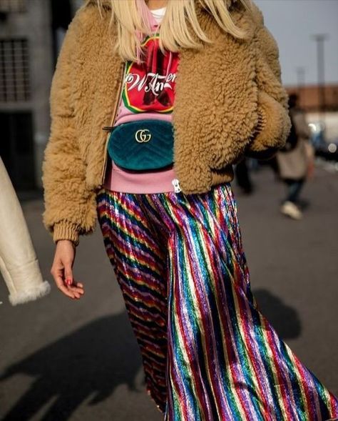 SEQUIN SKIRT STYLE INSPO #AESTHETIC #FASHION #SEQUINS #EDGY #CHIC #OUTFITS #OUTFITINSPO #SPARKLE #STREETSTYLE Milan Fashion Week Street Style, Milan Street Style, Anna Dello Russo, Estilo Hippie, Street Style Fall, Womenswear Fashion, Cooler Look, Looks Street Style, Milan Fashion Weeks