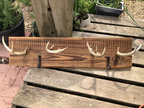 Deer Antler Hat Rack Diy, Deer Antler Hat Rack, Antler Hat Rack, Hat Rack Diy, Antler Diy, Deer Antler Ideas, Diy Hat Rack, Antler Projects, Antler Hat