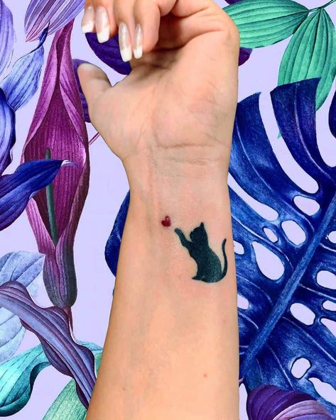 Cat Wrist Tattoo, Tiny Cat Tattoo, Caterpillar Tattoo, Fernweh Tattoo, Black Cat Tattoo, Head Outline, Big Cat Tattoo, Cat Tattoo Ideas, Cat Tattoo Simple