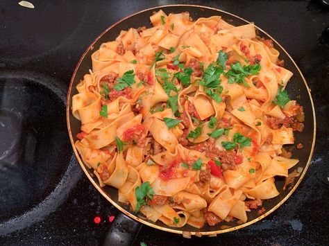 This is one of the best Gordon Ramsay pasta dishes to make at home Gordon Ramsay Pasta, Turkey Sauce, Tagliatelle Bolognese, Leek Pasta, Quick Pasta Dishes, Gourmet Pasta, Pasta Bolognese, Easy Pasta Dishes, Drying Pasta