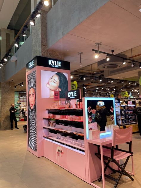 Makeup Pop Up Store, Kylir Jenner, Beauty Activation, Kylie Cosmetics Store, Kiosk Store, Station Essence, Makeup Stand, Cosmetics Store, Beauty Boost