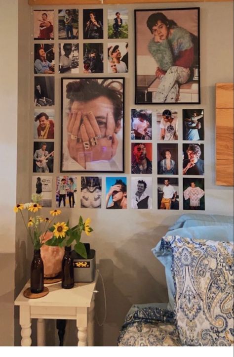 Harry Styles Inspired Bedroom, Harry Styles Bedroom Ideas, Harry Styles Room Ideas, One Direction Room Decor Ideas, Harry Styles Themed Room, Poster Wall Inspiration, Harry Styles Inspired Room, Harry Styles Room Decor Aesthetic, Harry Styles Wall Decor