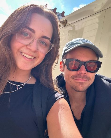 Harry with a fan in London today. 📸: eviemartin #harrystyles #harrystylesedits #harrystylesedit #tpwk #loveontour #harry #harrystylesvids #harrystylesvideos #harrystylestour #harrystylespics #harrystylesfashion Harry Styles With Fans, Harry Styles London, Sweet Boyfriend, Harry Styles Tour, Harry Styles Edits, Harry Styles Aesthetic, Harry Styles Cute, London Today, Harry Styles Photos