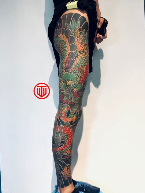 Japanese Leg Tattoo, Japanese Legs, Dragon Sleeve Tattoos, Blackout Tattoo, Galaxy Tattoo, Snake Tattoo Design, Japanese Tattoos, Irezumi Tattoos, Traditional Japanese Tattoos