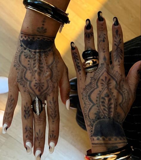 777 Hand Tattoo Designs, Jagua Henna, Henna Inspired Tattoos, Henna Tattoo Hand, Black Henna, Pretty Henna Designs, Small Hand Tattoos, Dark Tattoo, Foot Tattoo