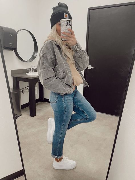 Cute Everyday Outfits With Jeans, Dinner Outfits Family, Cute Hiking Outfit Spring Cold Weather, Needtobreathe Concert Outfit, No Hole Jeans Outfit, 73 Degree Weather Outfit Spring, Hairstylist Outfits Winter, Outfits For Oregon, Country Mom Style