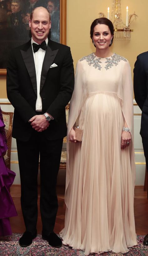 Carol Middleton, Moda Kate Middleton, Vestidos Para Baby Shower, Modern Fairy, Düşes Kate, Herzogin Von Cambridge, Looks Kate Middleton, Cape Gown, Alexander Mcqueen Dresses