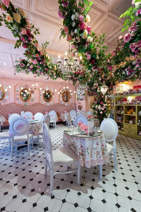 English Rose Tea Room, Tea Restaurant Design, Tea Party Restaurant, Vintage Tea Shop, Victorian Tea Party Decorations, Tea Party Room, English Tea Room, Tea Rooms, Tearoom Ideas