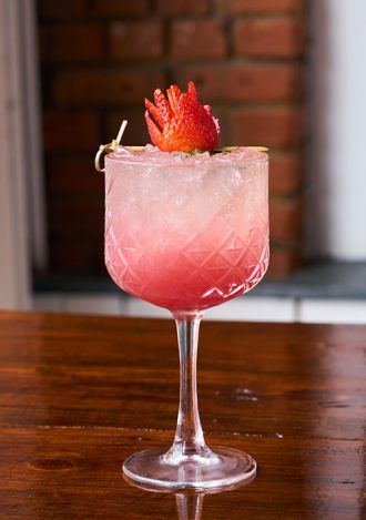 Strawberry Cocktail, Strawberry Cocktails, Seven Year Itch, Drink Garnishing, Strawberry Dessert Recipes, Spring Cocktails, Cocktail Garnish, Infused Vodka, Delicious Drinks