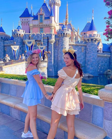 Disneyland Outfits Best Friends, Best Friend Disneyland Outfits, Disneyland Matching Outfits Best Friends, Matching Universal Outfits, Disney Bestie Outfits, Disney World Best Friends, Disney Matching Outfits Friends, Matching Disney Outfits Bff, Sister Disney Outfits