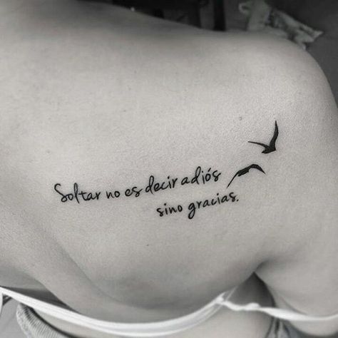 Frase: Soltar no es decir adiós sino gracias - Tatuajes para Mujeres. Encuentra esta muchas ideas mas de Tattoos. Miles de imágenes y fotos día a día. Seguinos en Facebook.com/TatuajesParaMujeres! Phrase Tattoos, Chic Tattoo, Inspiration Tattoos, Geniale Tattoos, Gorgeous Tattoos, Tattoo Care, Tattoo Cover, Tattoo Life, Tattoo Supplies