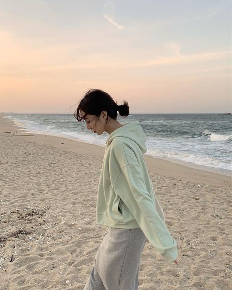 Winter Beach Outfit Aesthetic, Korea Beach, Winter Beach Outfit, Spring Camping, Beach Selfie, Winter Beach, Pic Pose, Korean Aesthetic, Ulzzang Fashion