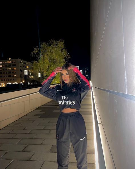 Roadman Girl, Drip Outfits Women, Bedroom Women, Stile Kylie Jenner, Drippy Outfit, Makeup Outfit, City Night, Football Outfits, Swaggy Outfits