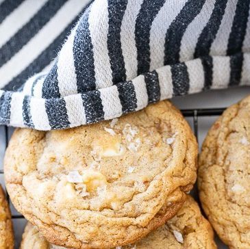 Salted Caramel Toffee, Salted Caramel Cookies, Toffee Cookies, Caramel Crunch, Caramel Toffee, Toffee Bits, Caramel Cookies, Family Food, Copycat Recipe