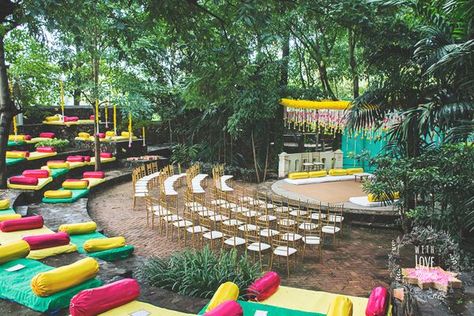 Guest Seating Ideas, Seating Arrangement Wedding, Mandap Design, Wedding Setup, Dragon Eggs, Mandap Decor, Wedding Mandap, Wedding Set Up, Floor Seating