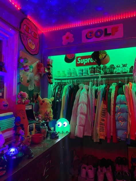 Cute Y2k Bedroom Ideas, Monster Energy Shelf, Room Ideas For Stoners, Cute Room Lights, Hyperpop Room, Electric Room Aesthetic, Drippy Rooms, Bedroom Ideas Y2k Grunge, 200s Bedroom