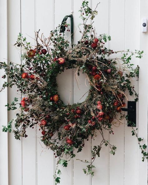 Natural Wreaths, Christmas Tree Box Stand, Wreath Workshop, Floral Door Wreaths, Vibeke Design, Foliage Wreath, Natural Wreath, Door Wreaths Diy, The Americans