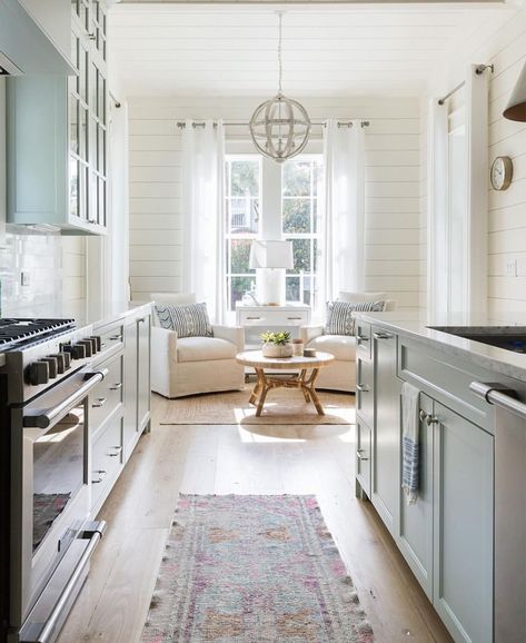 Benjamin Moore Quiet Moments Cabinets and White Dove walls, Blue and white striped towel, pink and purple rug Kitchen Sitting Areas, Kitchen Sitting Area, Coastal Farmhouse Kitchen, Model Dapur, Interior Dapur, Kitchen Seating, Classic Kitchen, Beach House Interior, Kitchen Nook