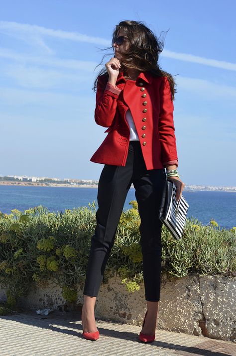 Jeans, saco rojo, blusa blanca y zapatos rojos con bolsa print. Outfits With Red Heels, Sassy Outfits, Red Jackets, Woman In Red, Trendy Coat, Autumn Casual, Red Blazer, Red Heels, Blazer Black